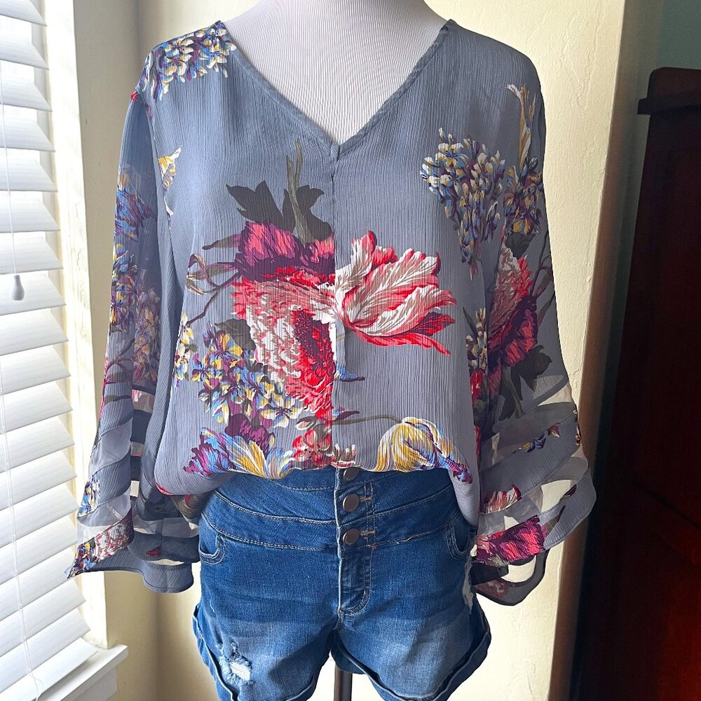 Umgee Grey Floral V-Neck Tunic w/ Flare Sleeve Sheer, NWT, Women's M